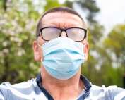 Beschlagene-Brille-Mund-Nasen-Maske-Augenschule-Ganzheitliches-Sehtraining-Hildesheim-Hannover-Braunschweig-Wolfsburg-Göttingen-Hamburg-AdobeStock_342734348
